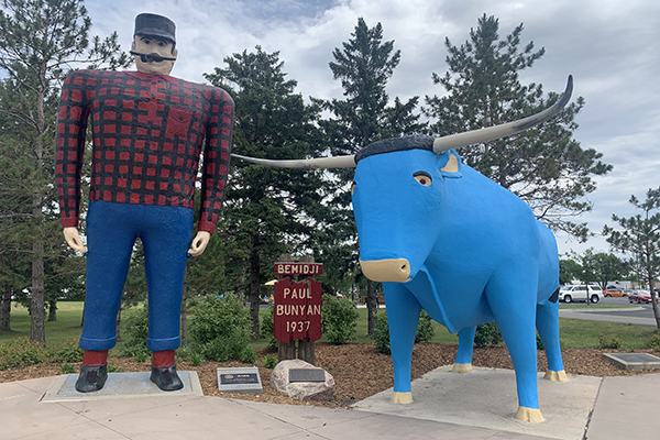 Paul Bunyan & Babe the Ox statues